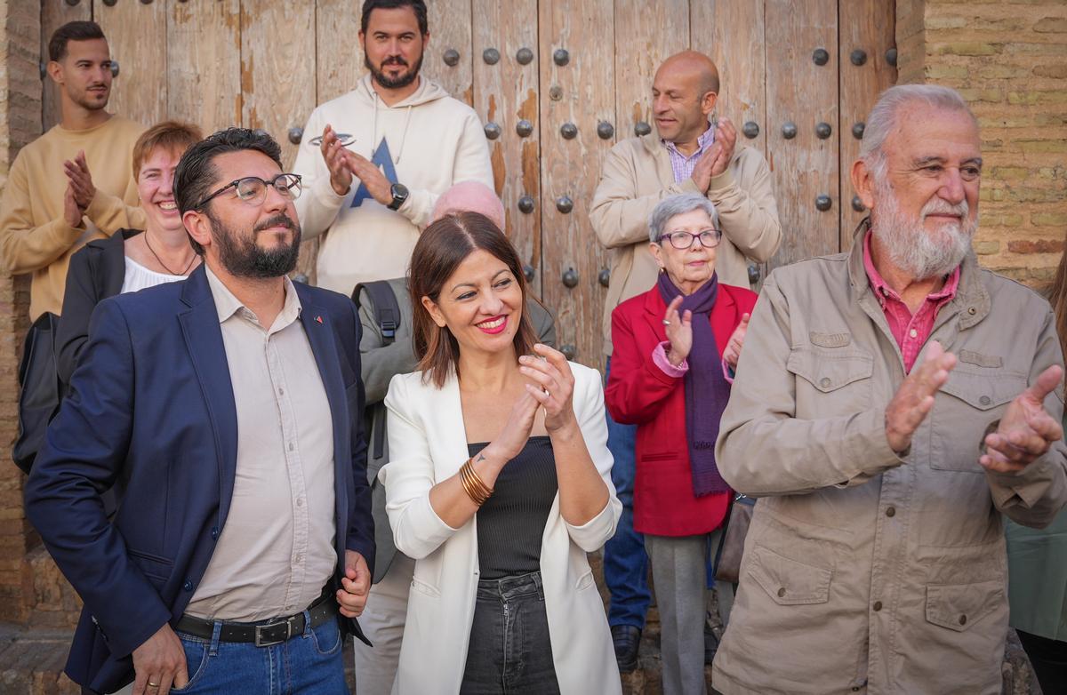 La candidata  a coordinadora general de IU Sira Rego, junto a su número dos, Antonio Rodrigo Torrijos, y el alcalde de Trebujena, Jorge Rodríguez.