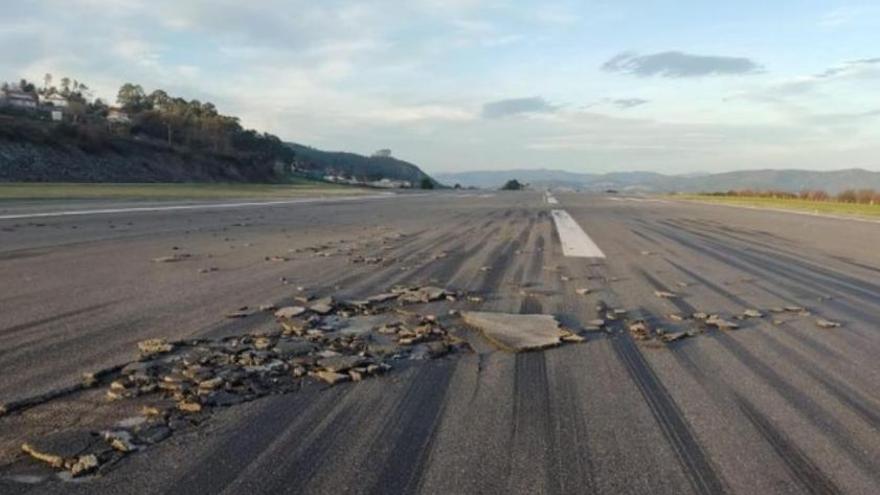 Resto del socavón en la pista que ha obligado a cerrar al tráfico aéreo el aeropuerto de Vigo.