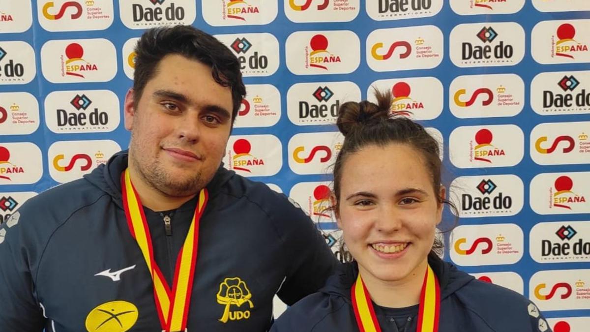 Adrián González y Noa Fernández, con sus medallas. | FJDAPA