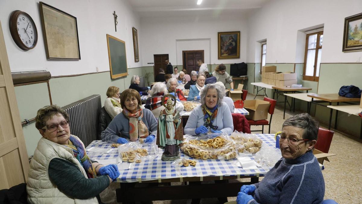 Más de 600 kilos de rosquillas "sanadoras": los parroquianos de Jove se vuelcan con San Blas