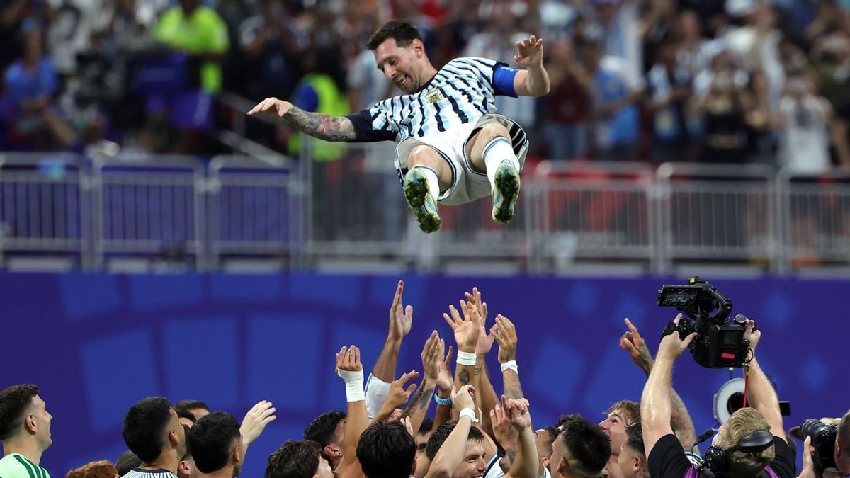 Messi es manteado por sus compañeros tras el triunfo ante Egipto.