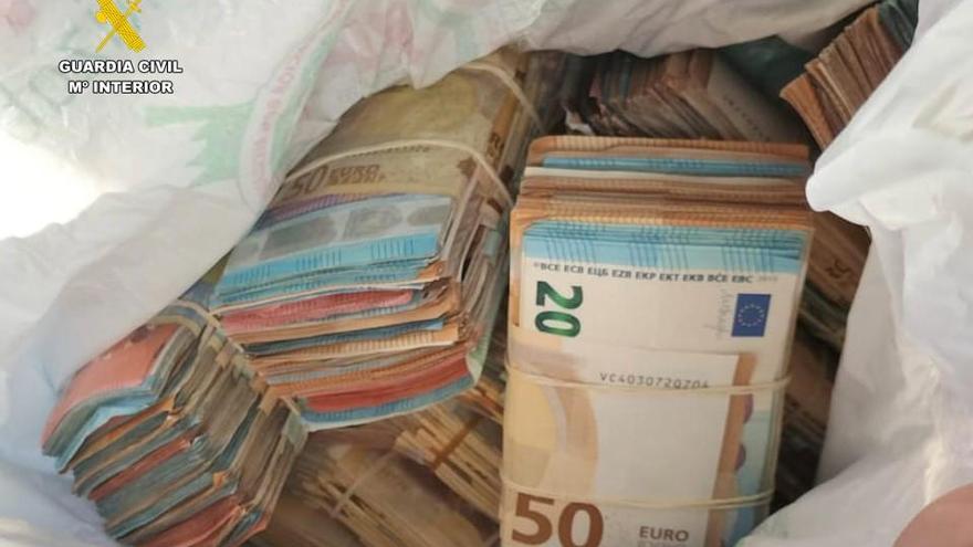 Pillados con 380.000 euros sin declarar y ocultos en un coche, en Plasencia