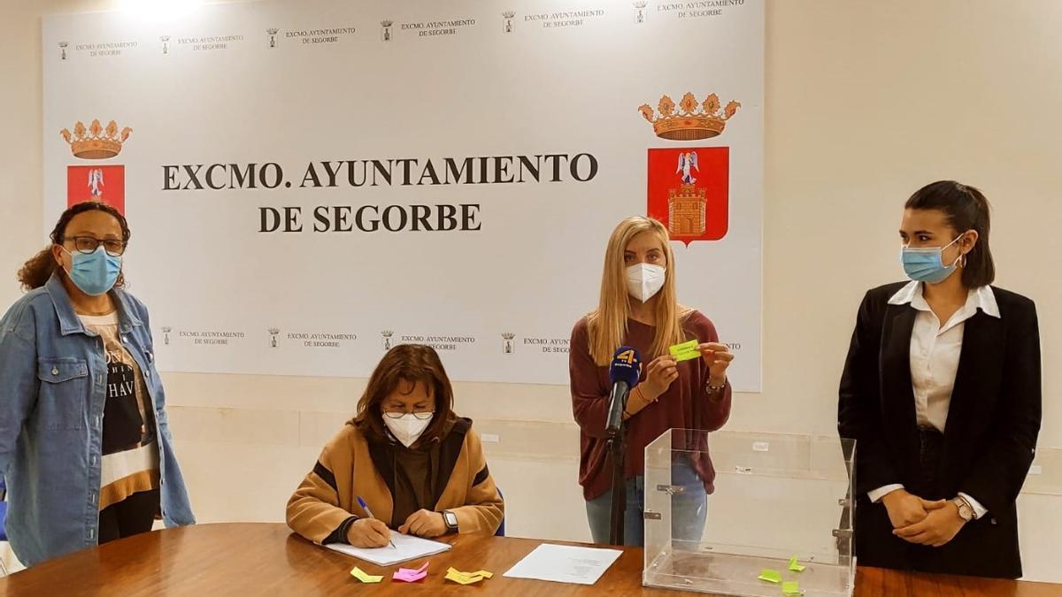 La concejala de Deportes, Estefanía Sales, durante el sorteo de los ganadores.