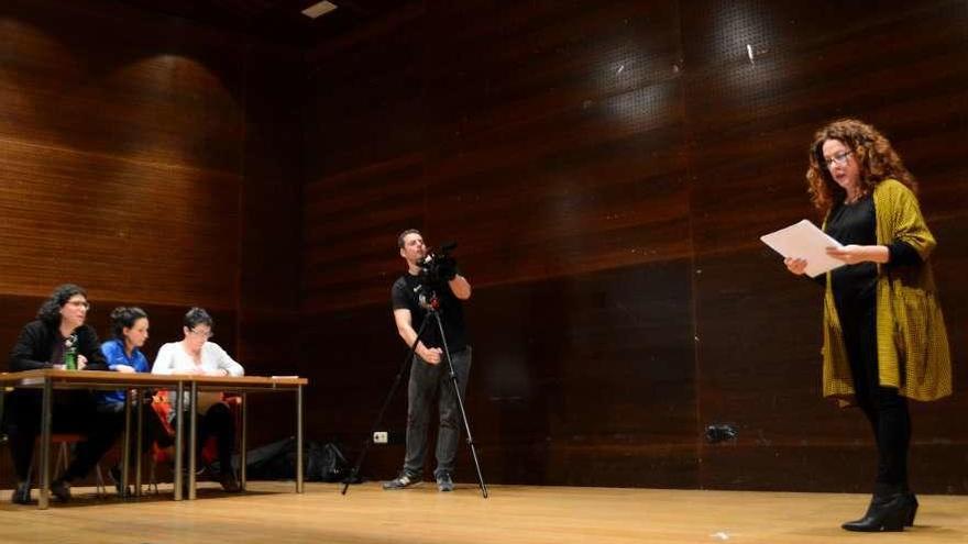 Un momento del casting, ayer en el escenario del Centro Social do Mar de Bueu. // Gonzalo Núñez