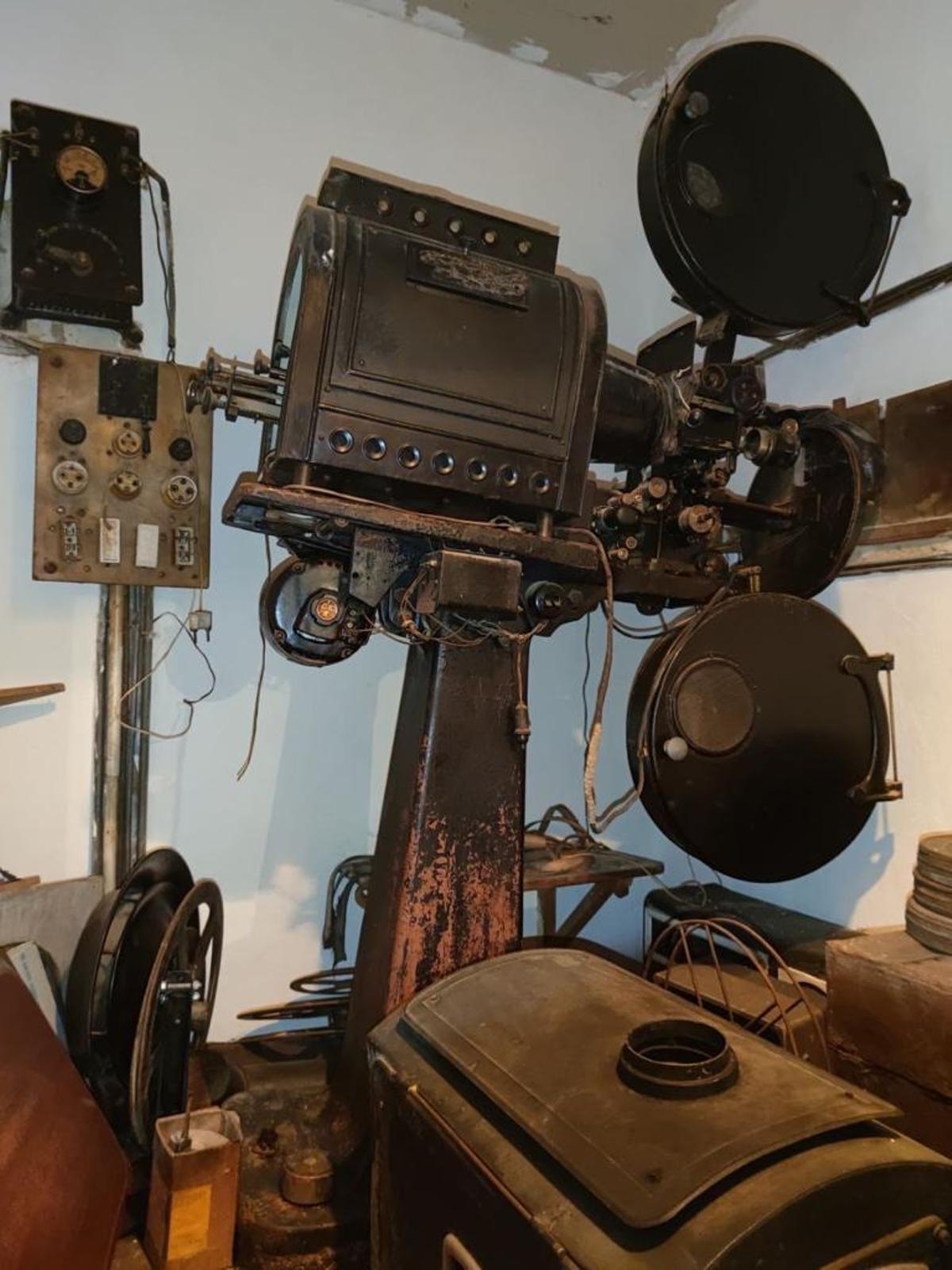 Proyector utilizado en la sala en sus inicios como cine.