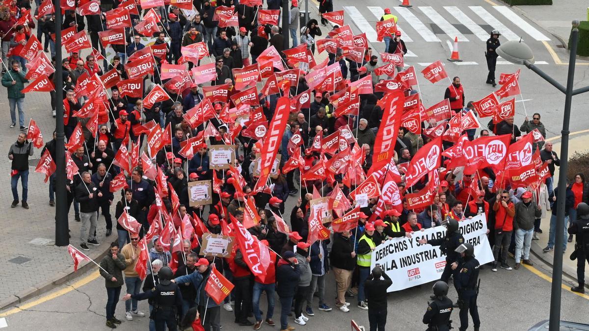 Manifestación por el convenio de la cerámica, a las puertas de Cevisama 2024.