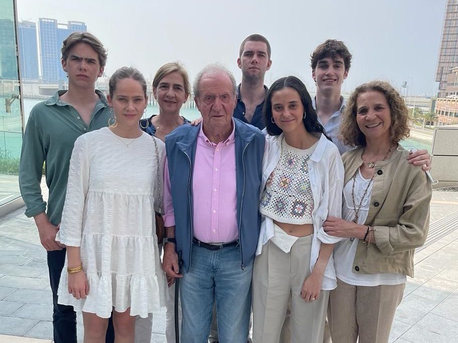 Segunda foto de Juan Carlos I y sus nietos e hijas en la que sí se aprecian las piernas de Pablo Urdangarin.