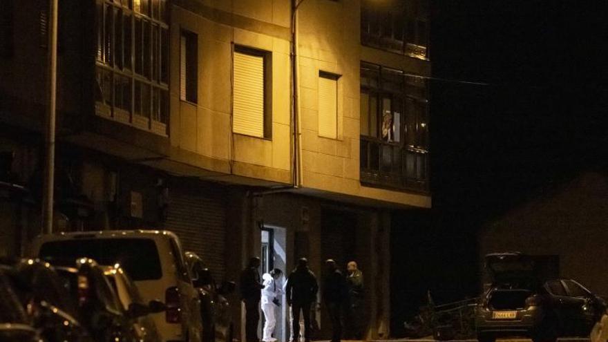 La Guardia Civil, en el edificio de la víctima tras el suceso, el pasado 2 de noviembre.