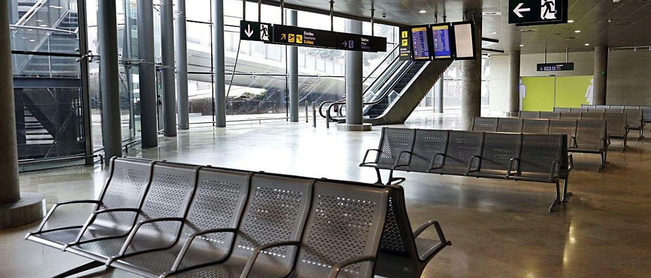 El aeropuerto de Manises, estos días, literalmente desierto.