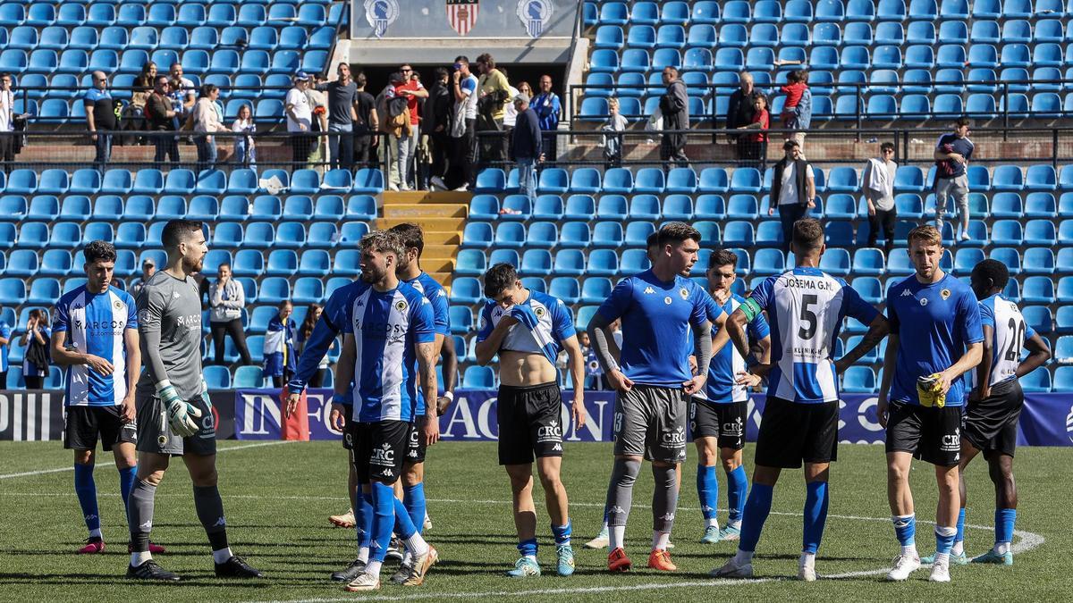 La plantilla de Rubén Torrecilla lamenta la derrota (2-3) ante el Penya Independent en el estadio Rico Pérez