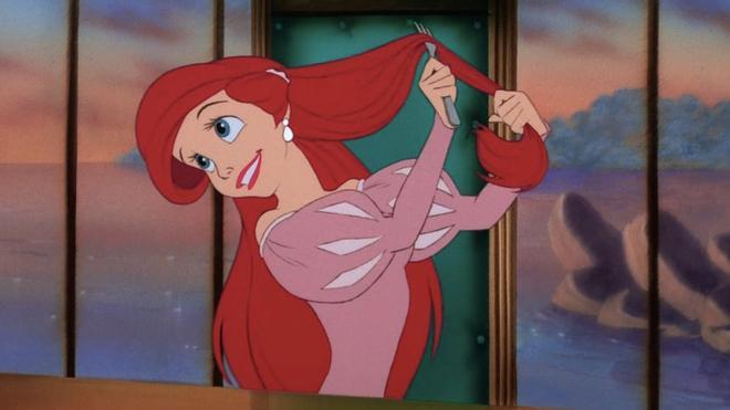 La Sirenita Ariel peinándose