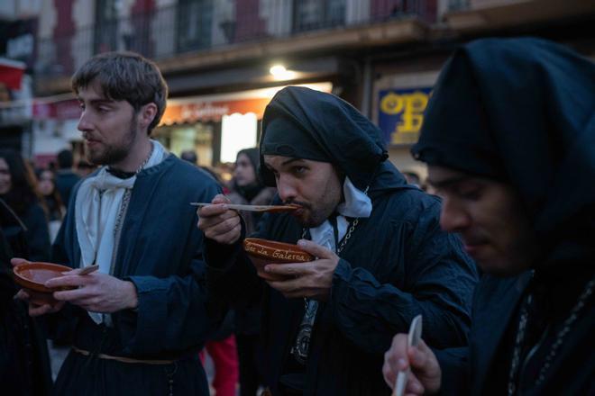 GALERÍA | La salida de Jesús Nazareno y las tradicionales sopas de ajo, en imágenes