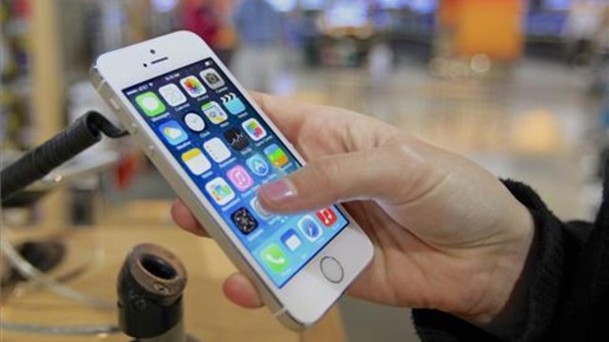 Un usuario prueba el iPhone 5S en EEUU.