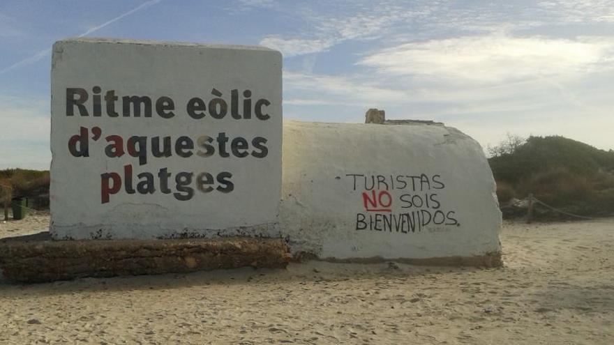 &quot;Touristen, ihr seid nicht willkommen&quot; steht seit einigen Tagen auf Englisch auf einem der Bunker am Es-Trenc-Strand auf Mallorca.