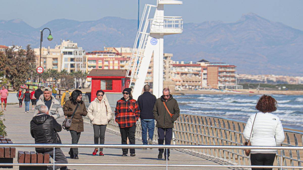 Día de playa con aire y frio en Torrevieja