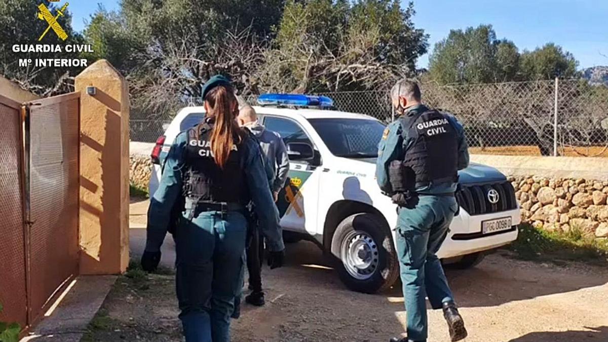 Uno de los detenidos, en una imagen del vídeo proporcionado por la Guardia Civil de Ibiza