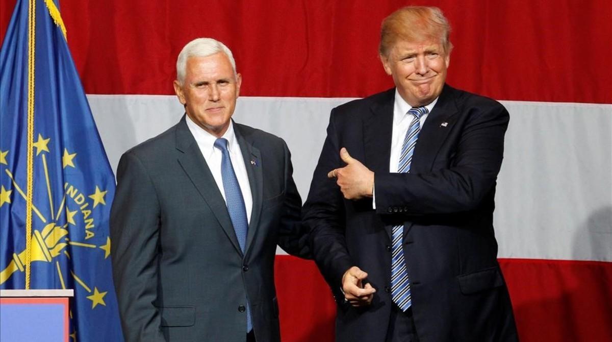 El candidato republicano a la presidencia de EEUU, Donald Trump (derecha), junto con el candidato a vicepresidente, Mike Pence.