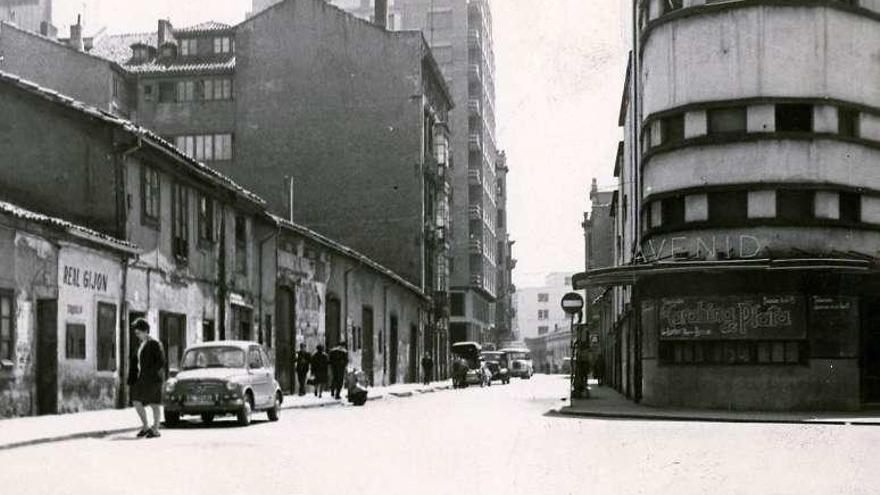 A la derecha, el edificio del cine Avenida, en la calle de Álvarez Garaya.