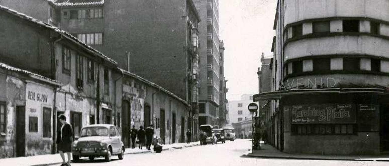 A la derecha, el edificio del cine Avenida, en la calle de Álvarez Garaya.