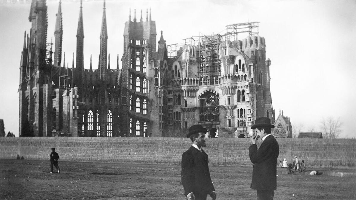 La Sagrada Familia de Barcelona, en 1905, fotografiada por Baldomer Gili Roig.