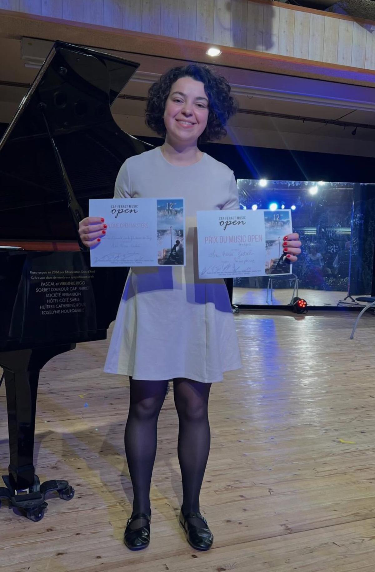 Ana Rivas Gestal con los premios conseguidos en Francia. |