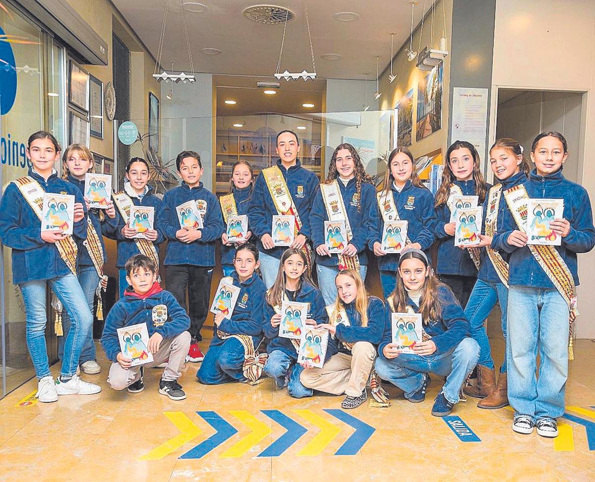 Las reinas y festeros en el reparto del programa, en la oficina de turismo.