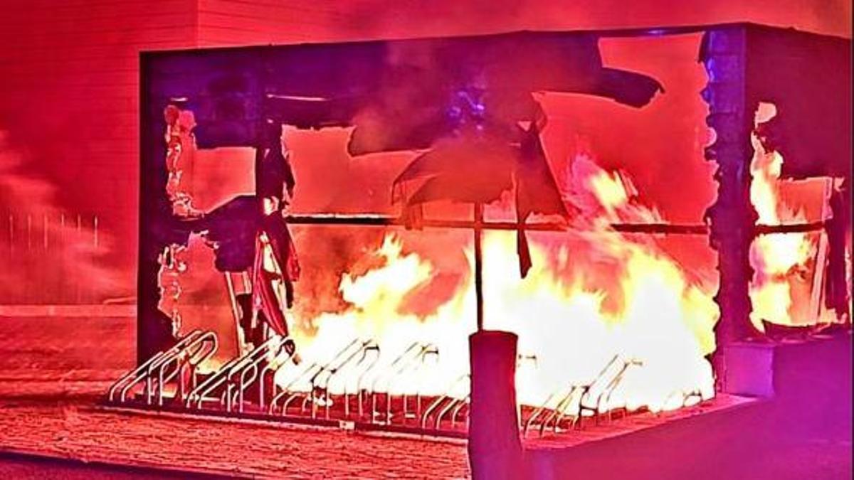 Incendio de madrugada en la lona de la terraza de una hamburguesería junto a Son Moix