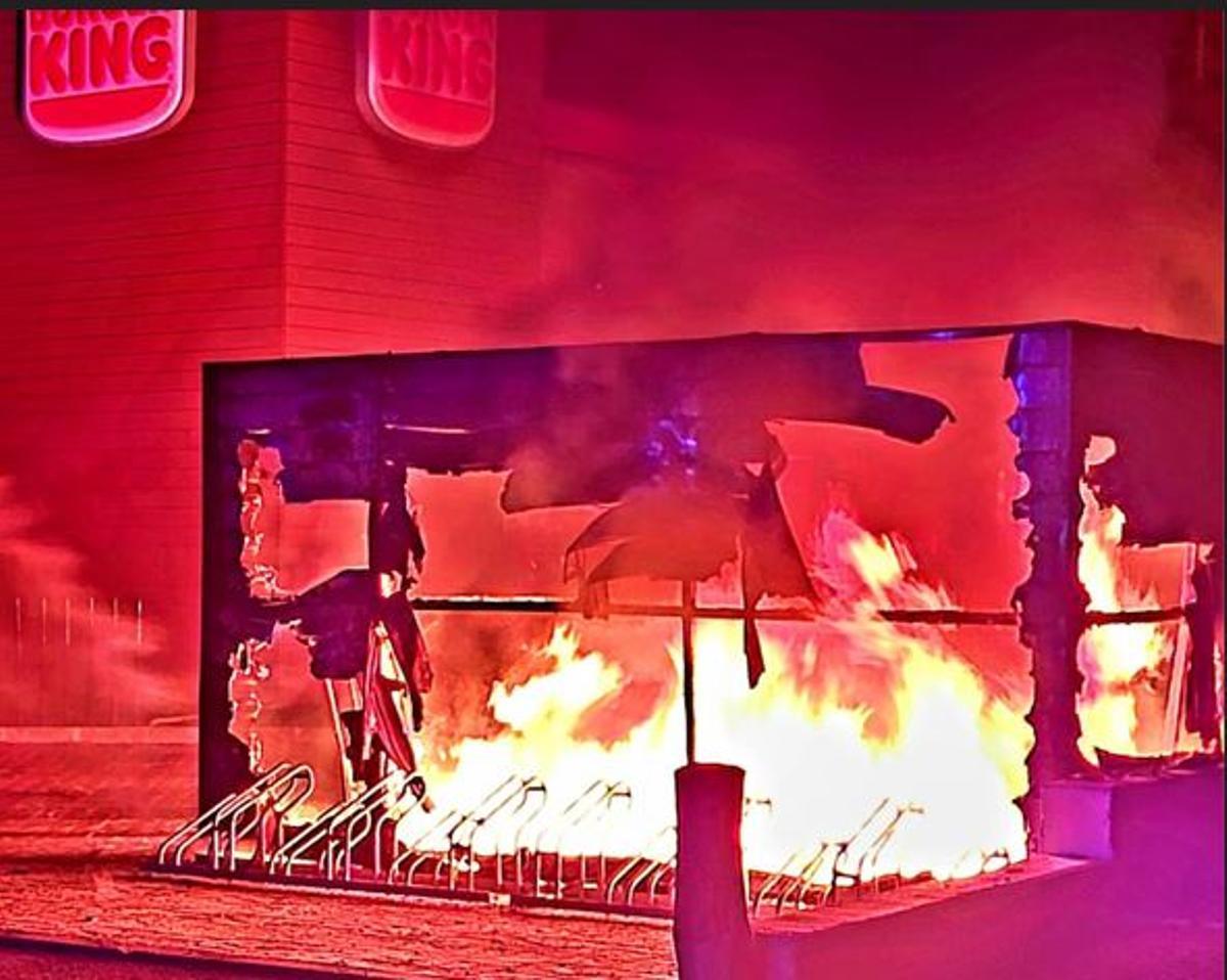 Incendio de madrugada del toldo de la terraza de una hamburguesería junto a Son Moix.