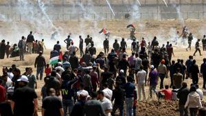 Manifestantes palestinos huyen de los gases lacrimógenos lanzados por fuerzas israelís, el pasado 15 de mayo en Gaza.