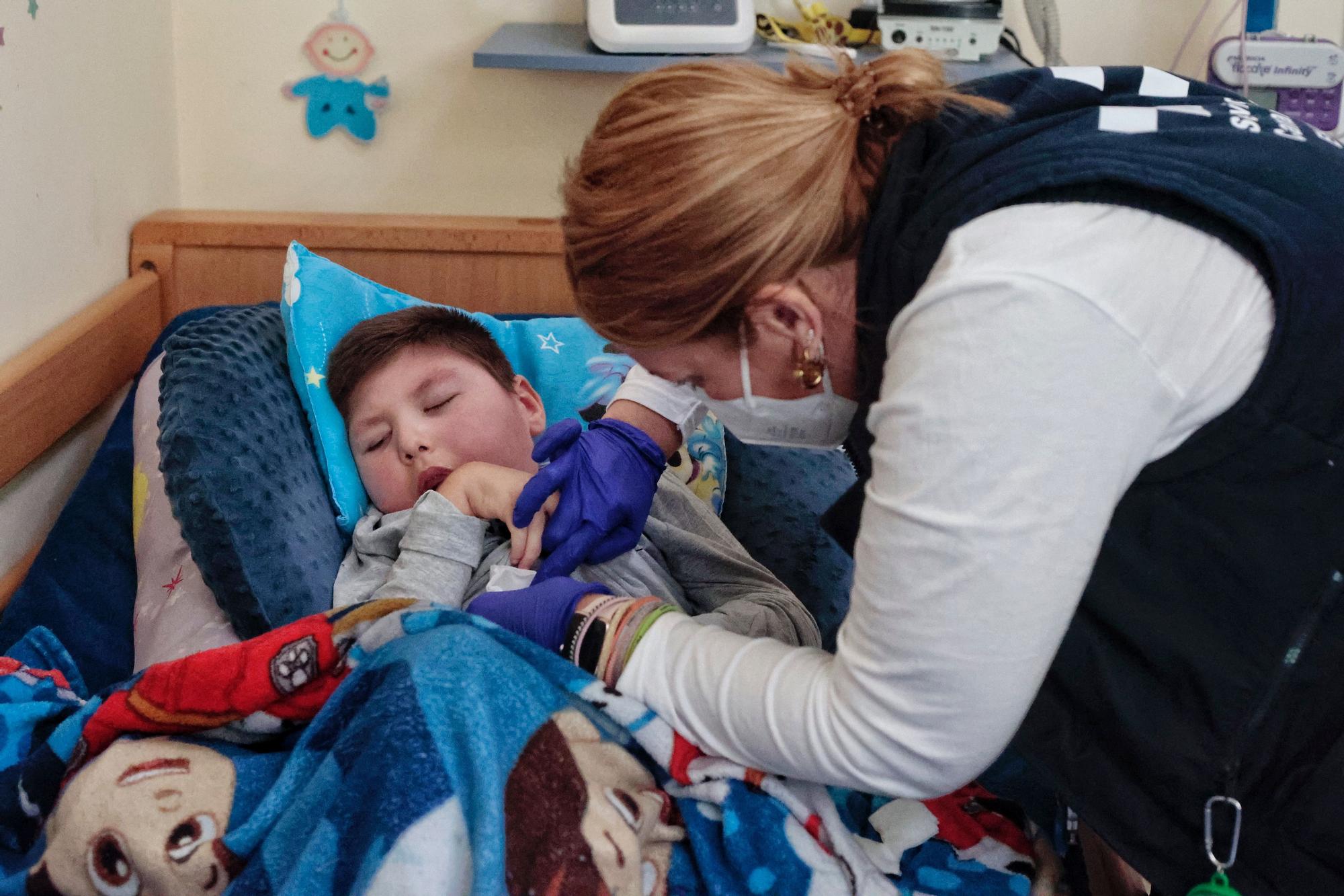 Servicio de Atención Pediátrica a Domicilio en la casa de Fran, un niño tinerfeño con una enfermedad rara neurodegenerativa.