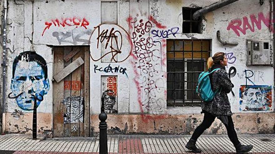 Pintadas en una fachada de un casa en ruinas en la calle Orzán.