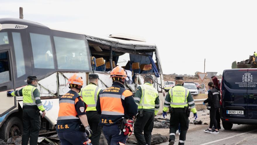 Una fallecida y 13 heridos al volcar un camión sobre un autobús en Lorca