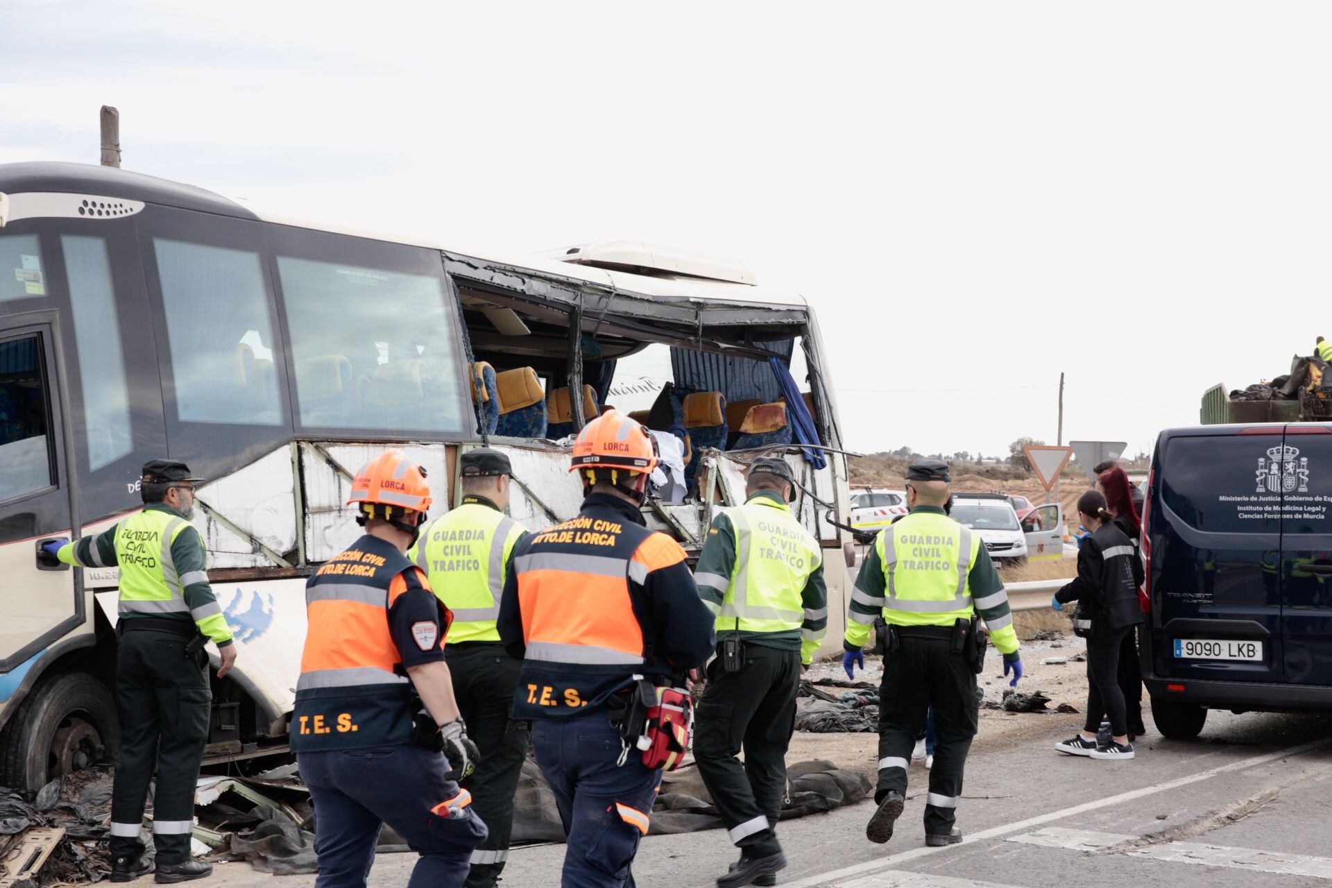 Las imágenes del accidente en el que una mujer ha fallecido y otros 13 han resultado heridos en Lorca