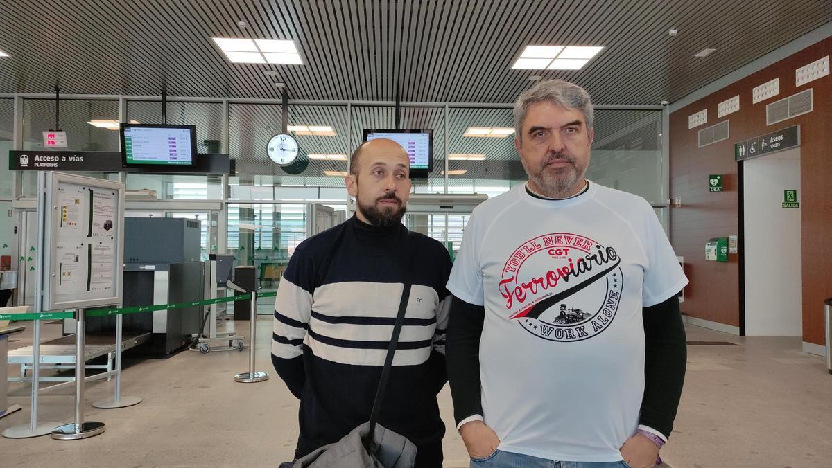 Los representantes de la CGT, en la nueva estación del AVE en Antequera ciudad.