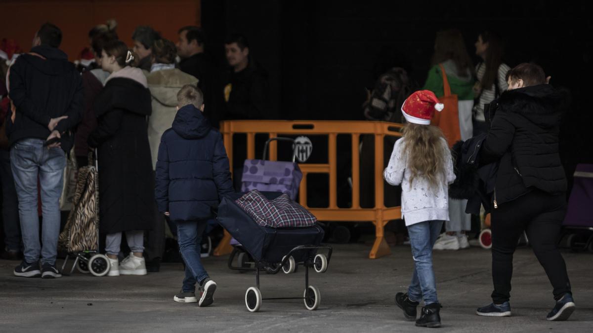 Valencia. Reparto del banco de Alimentos con alimentos navideños ante la Nochebuena en Mestalla