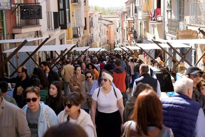 El mercado zamorano de Balborraz aprovecha el tirón de la Semana Santa: lleno hasta la bandera