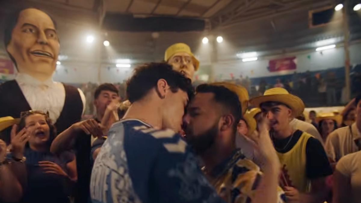 Dos aficionados al CD Tenerife y la UD Las Palmas se besan en el nuevo tema de Quevedo, 'Ni borracho'