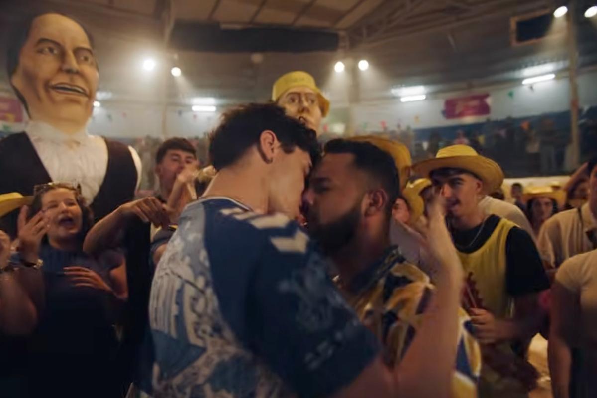 Dos aficionados al CD Tenerife y la UD Las Palmas se besan en el nuevo videoclip de Quevedo