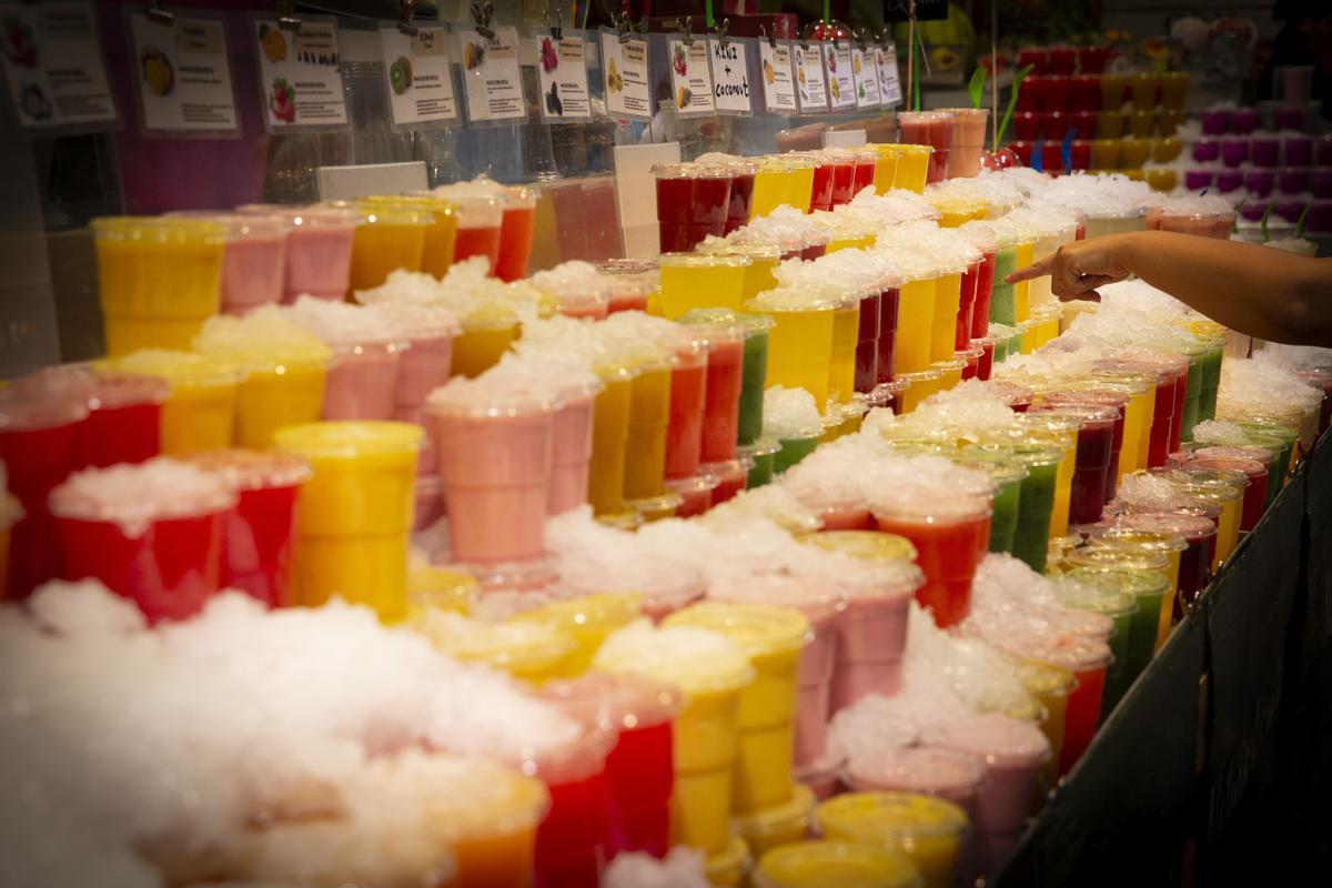 Un ’tutti frutti’ de colores llena las paradas llamando al turista sediento