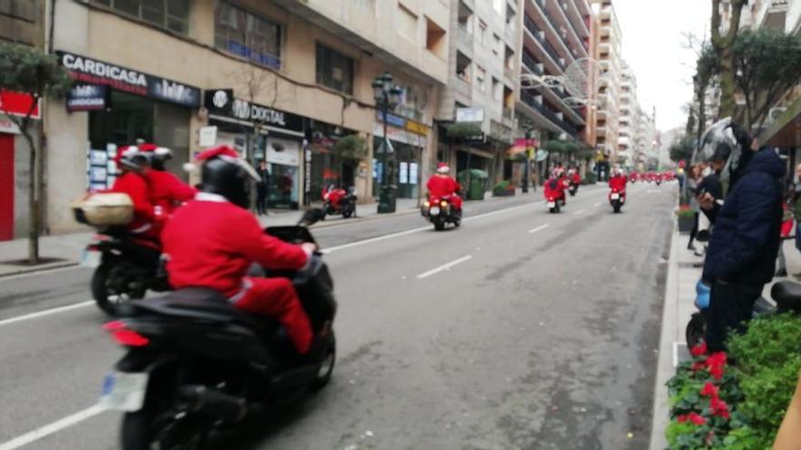Navidad en Vigo 2018 | Miles de papanoeles toman las calles de Vigo