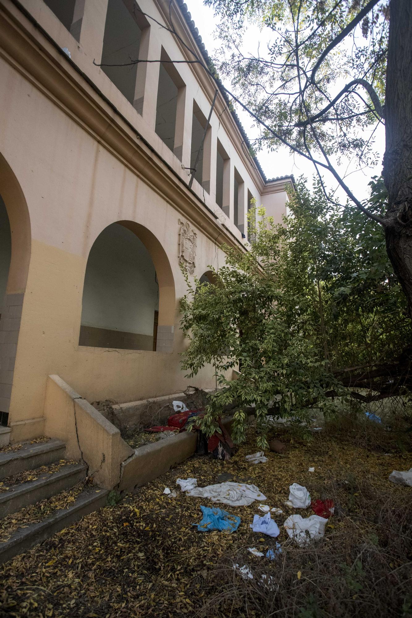 Quince migrantes africanos malviven en un colegio abandonado de València