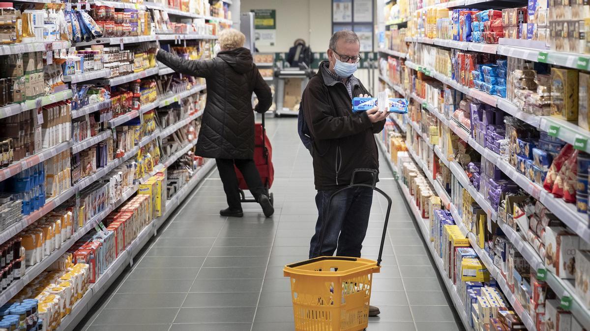 Compradores en un supermercado Bonpreu del Carrer de Urgell.