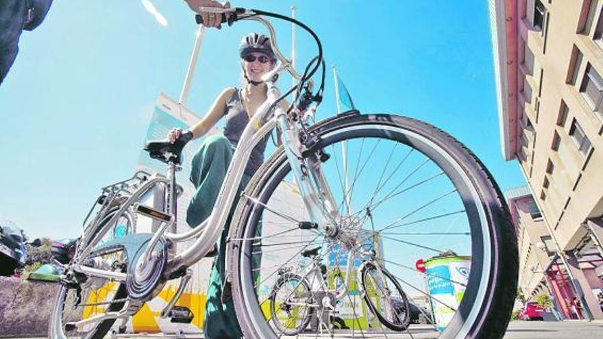 La estudiante Laura Presumido se monta en una bicicleta eléctrica.