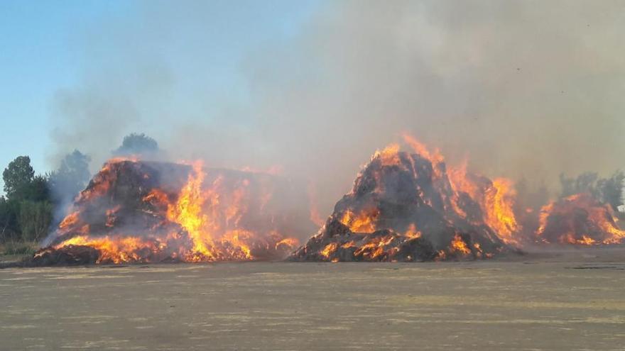 Arden más de 2.000 pacas de paja en un incendio en Villafranco del Guadiana