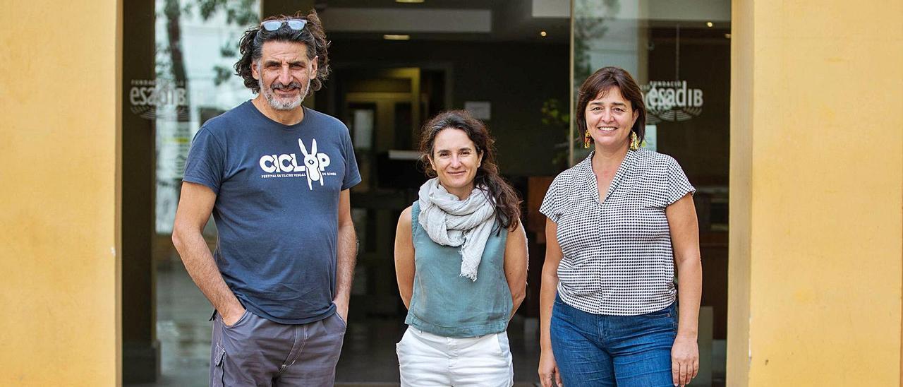 La directora Maite Villar (centro), flanqueada por Biel Jordà (jefe de estudios) e Irene Pascual (secretaria), ayer, en la Esadib.