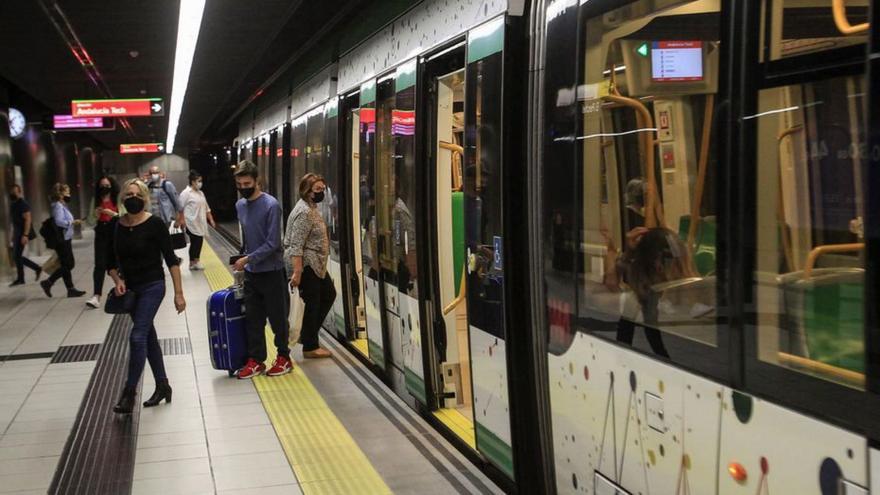 Usuarios en el metro de Málaga. | L.O.