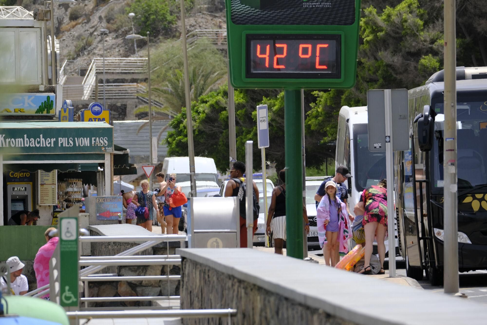 Jornada de fuerte calor en Playa del Inglés (17/07/25)