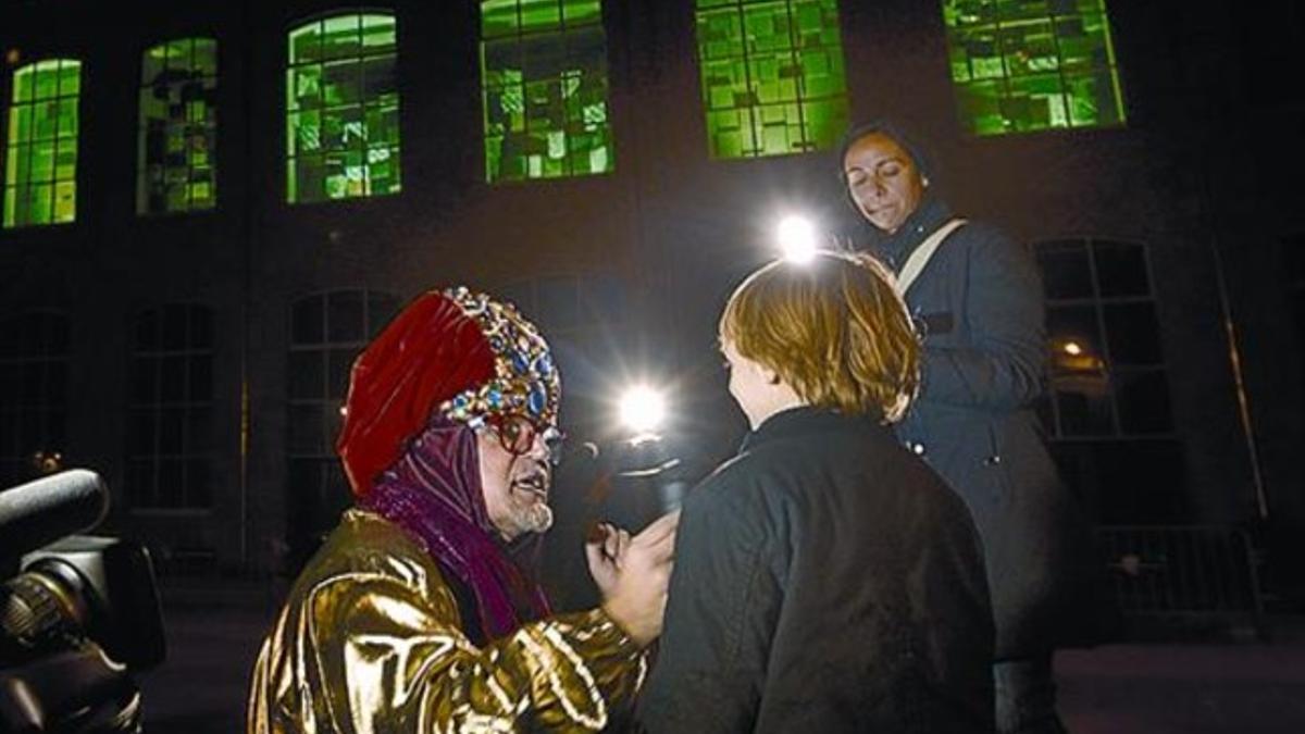 Fachada iluminada del almacén 8 Los ventanales de Fabra i Coats donde se intuye en algunos momentos la labor de unos duendes.