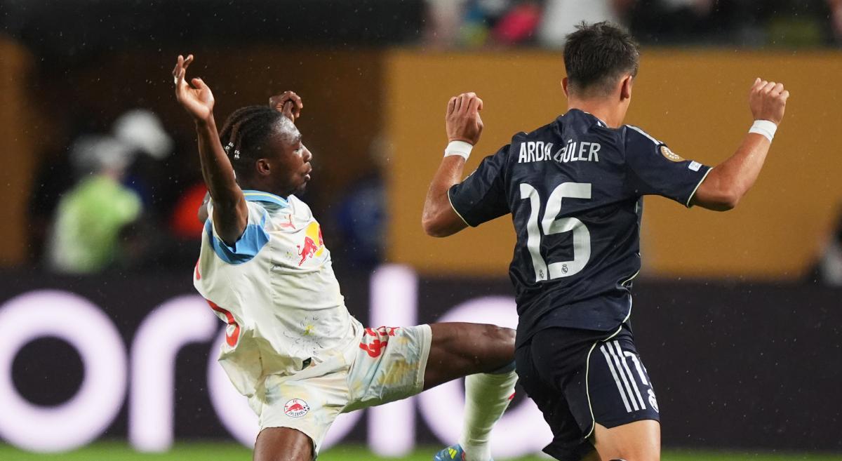 Güler disputa un balón durante el duelo contra el RB Salzburgo