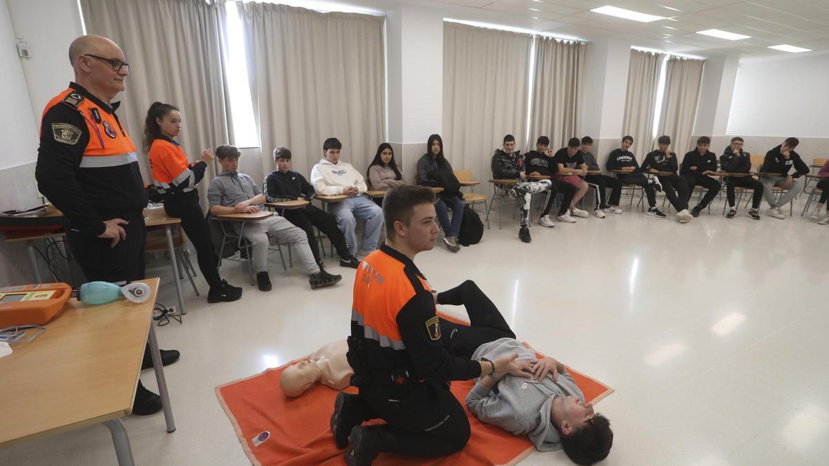 Protección Civil enseña primeros auxilios en el instituto de Algimia